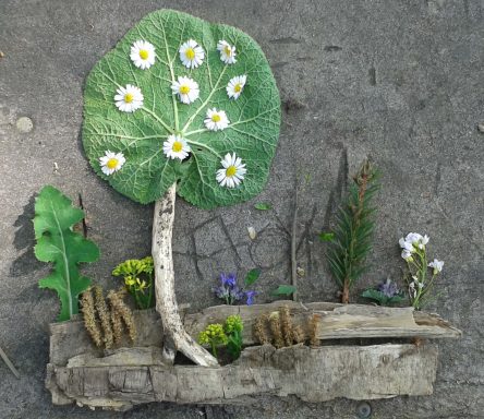 Baum aus Ästen, Blättern, Blumen mit kleiner Landschaft 